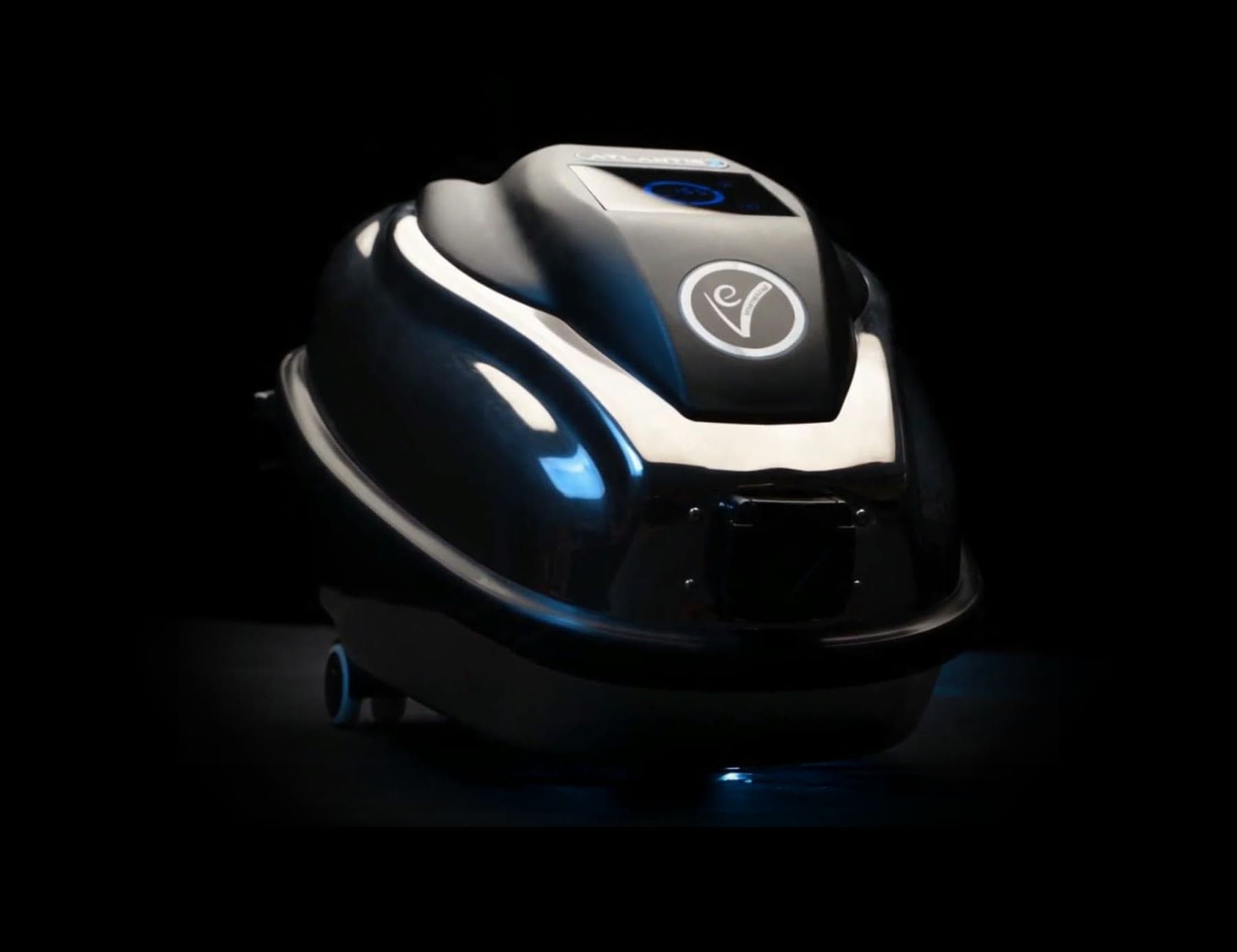 EV Atlantis X: touch display, polished shell, front connector and wheels